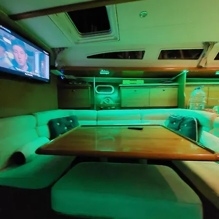 Exocet Two Hotel en barco *